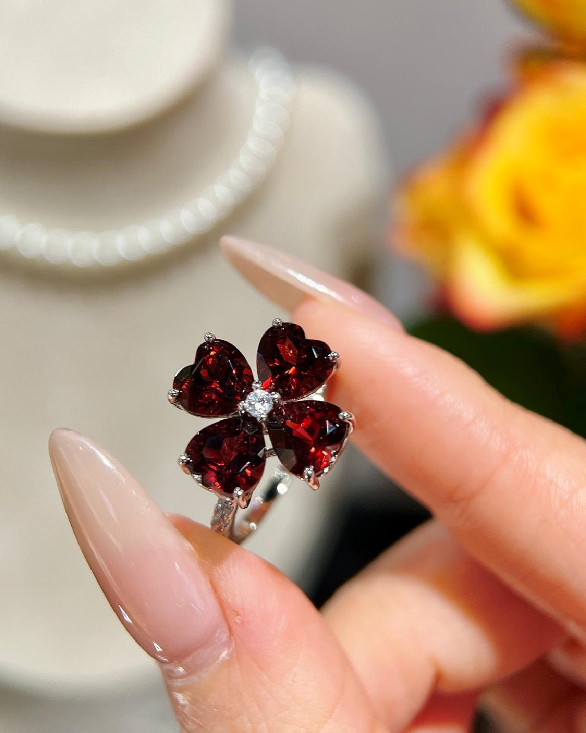 Four leaf clover garnet ring silver featuring Red Garnet